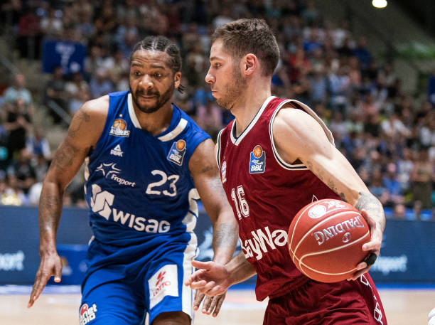 纷纷借助 纷纷借助