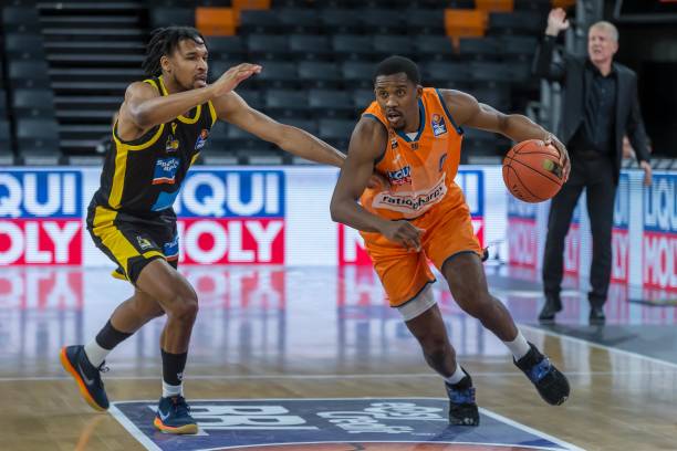 足球赛场如 足球赛场如